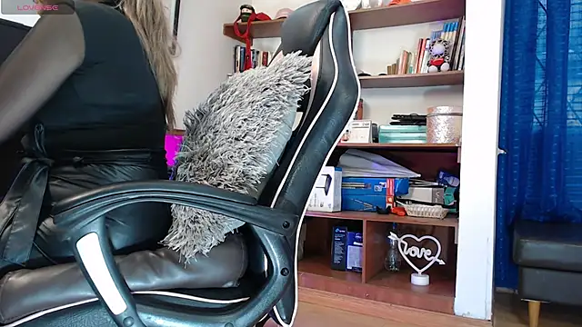 LiaTaylorr online show from 10-10-25, 12:17