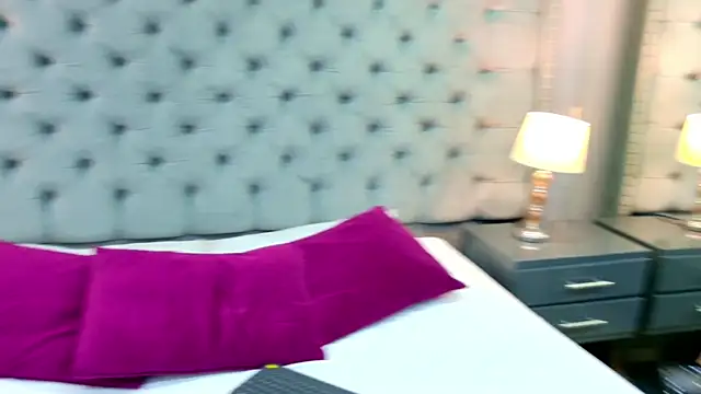 SamantaG online show from 11-26-25, 01:11