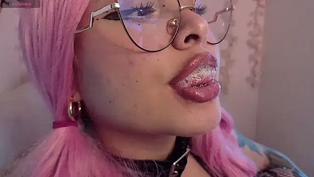 Haelycute online show from 04-17-26, 01:52