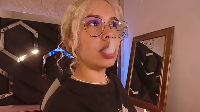 Snapshot of Haelycute chatting on 10-06-25, 12:56 Haelycute online show from 10-06-25, 12:56