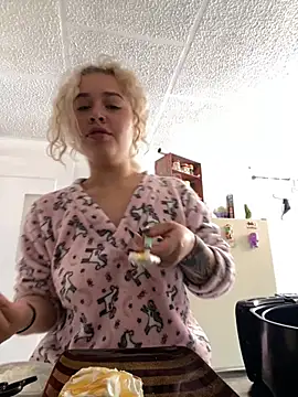 Haelycute online show from 11-04-25, 03:38