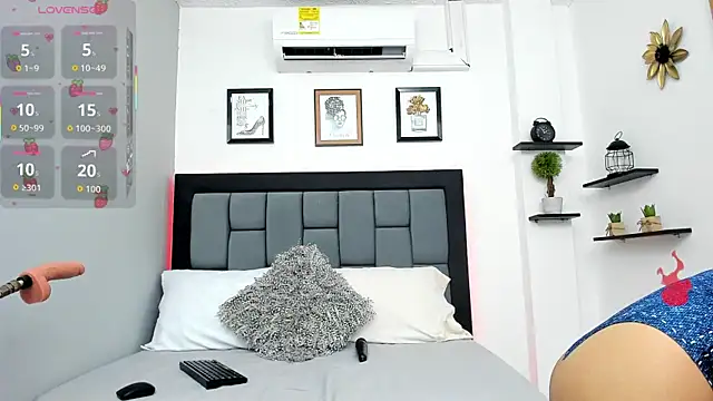 CristalLoren online show from 06-19-26, 06:58