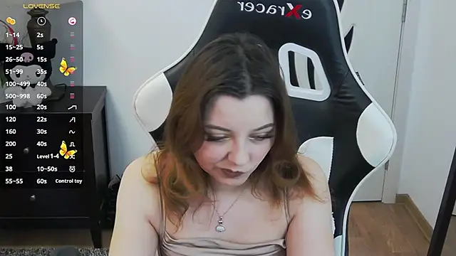 pretty little thing online show from 04-25-26, 05:21