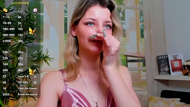 pretty little thing online show from 01-30-25, 03:22