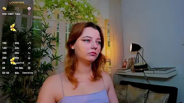 pretty little thing online show from 11-28-25, 03:45