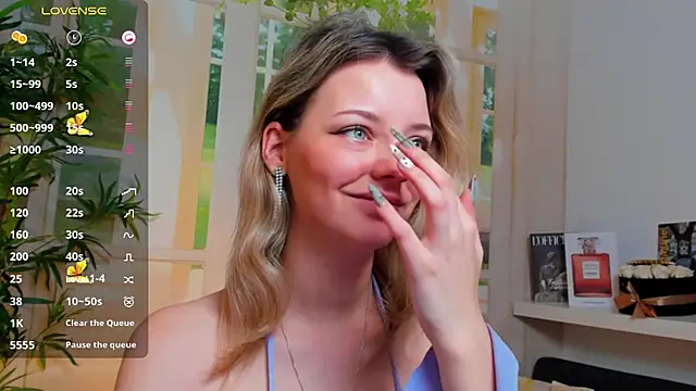 pretty little thing online show from 01-31-25, 03:44