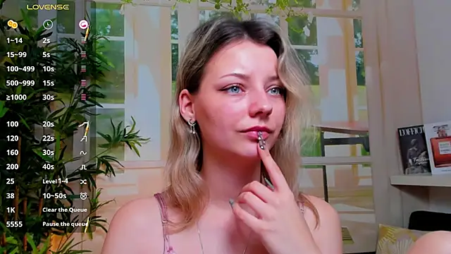 pretty little thing online show from 01-30-25, 12:18