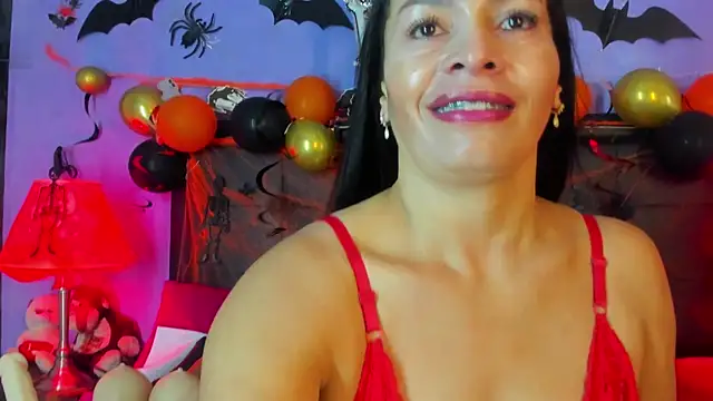 Snapshot of MaduraLuciana chatting on 10-18-25, 10:50 MaduraLuciana online show from 10-18-25, 10:50