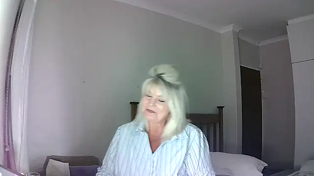 Snapshot of Miahotmilf chatting on 12-28-24, 06:29 Miahotmilf online show from 12-28-24, 06:29