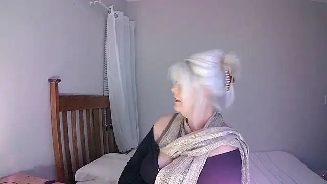 Snapshot of Miahotmilf chatting on 01-29-25, 06:50 Miahotmilf online show from 01-29-25, 06:50