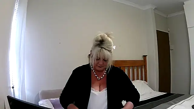 Snapshot of Miahotmilf chatting on 12-27-24, 05:48 Miahotmilf online show from 12-27-24, 05:48