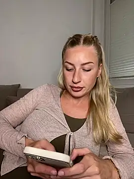 Snapshot of belle98 chatting on 07-21-26, 01:23 belle98 online show from 07-21-26, 01:23
