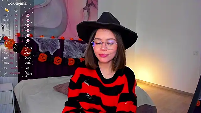 Kelly Cuutie online show from 10-29-25, 01:26