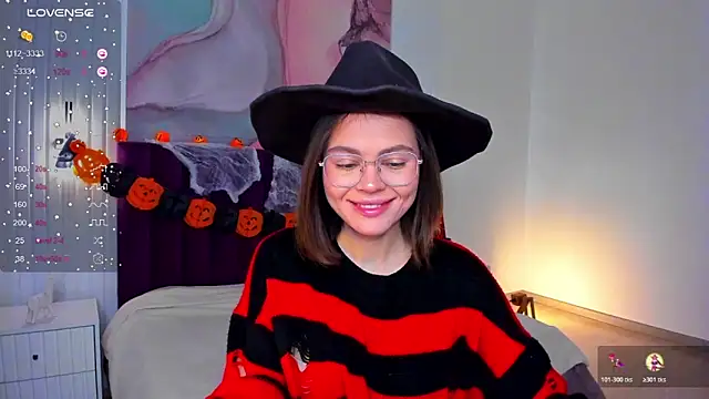 Kelly Cuutie online show from 10-28-25, 01:17