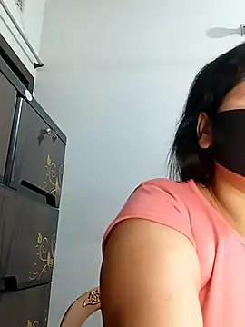 Snapshot of Tishani chatting on 03-17-25, 12:42 Tishani online show from 03-17-25, 12:42