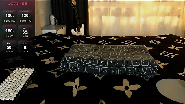 RoxieCrash online show from 11-30-25, 05:47