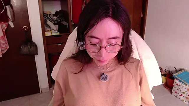 Snapshot of emily_pearl_ chatting on 10-17-25, 09:16 emily pearl online show from 10-17-25, 09:16