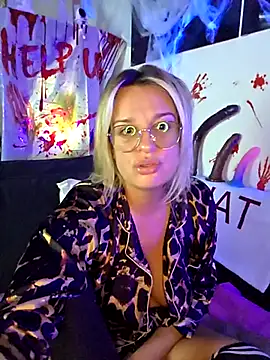 Snapshot of SpicyVicky chatting on 10-17-25, 05:00 SpicyVicky online show from 10-17-25, 05:00