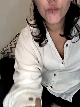 Linalicious online show from 05-15-26, 06:06