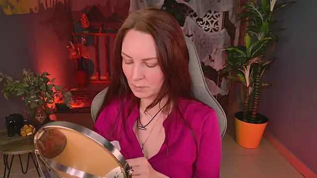 VandaRossi online show from 10-31-25, 05:15