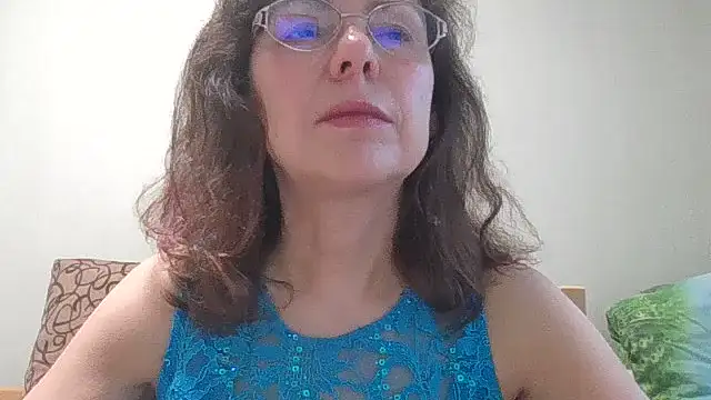 Snapshot of HollyJewel chatting on 06-19-26, 04:13 HollyJewel online show from 06-19-26, 04:13
