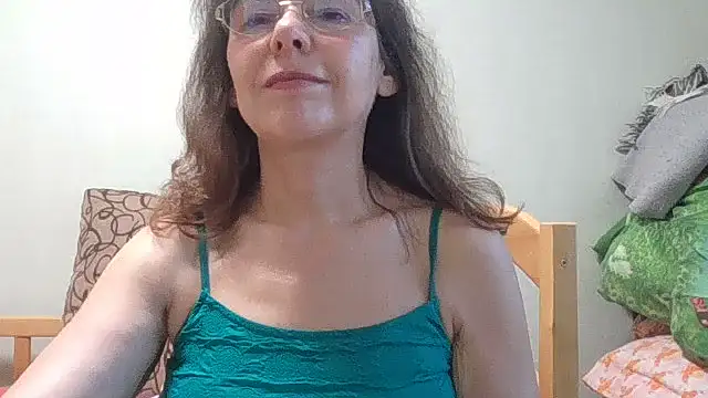 Snapshot of HollyJewel chatting on 07-15-26, 04:25 HollyJewel online show from 07-15-26, 04:25