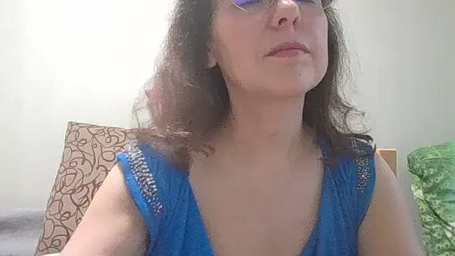 Snapshot of HollyJewel chatting on 06-15-26, 05:12 HollyJewel online show from 06-15-26, 05:12