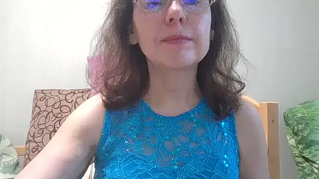 Snapshot of HollyJewel chatting on 06-18-26, 04:23 HollyJewel online show from 06-18-26, 04:23