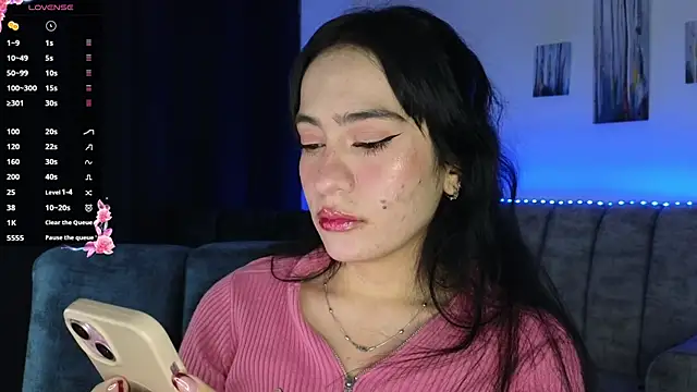 Snapshot of ZaraDames_ chatting on 10-19-25, 02:36 ZaraDames online show from 10-19-25, 02:36