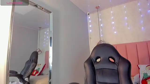 SUNNYCYRUS online show from 12-17-25, 12:32