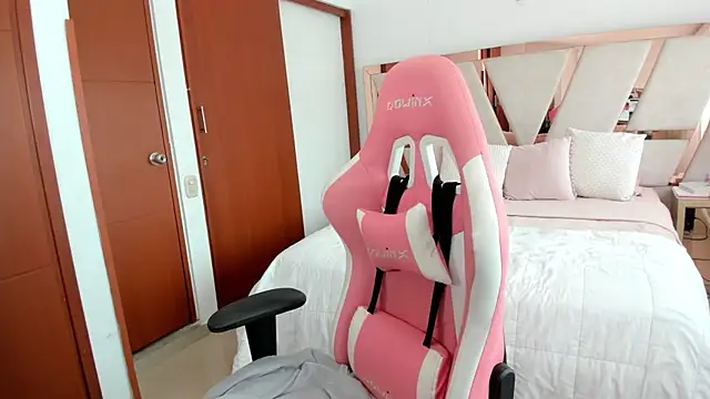 emma lopes online show from 11-16-25, 07:40