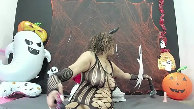 Luna smit08 online show from 10-31-25, 03:52