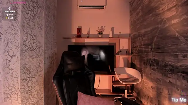 Snapshot of saracaball_ chatting on 01-13-26, 04:38 saracaball online show from 01-13-26, 04:38