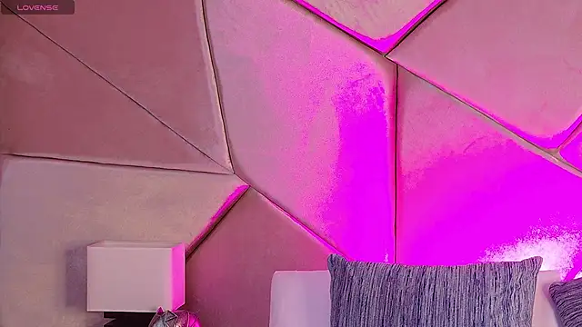 Nahomi King online show from 12-20-25, 04:32