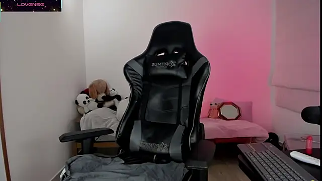 Biancastrongg online show from 11-25-25, 02:56