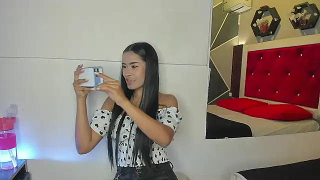 Snapshot of Karoll014 chatting on 06-25-26, 01:16 Karoll014 online show from 06-25-26, 01:16