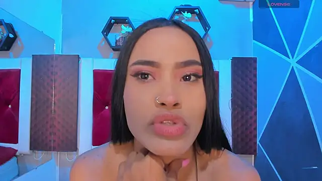 Snapshot of Karoll014 chatting on 10-15-25, 11:18 Karoll014 online show from 10-15-25, 11:18