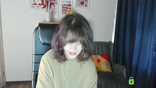 Snapshot of Alina_Mills chatting on 06-19-26, 10:54 Alina Mills online show from 06-19-26, 10:54