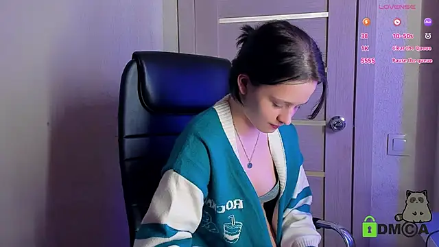 Snapshot of Alina_Mills chatting on 03-13-25, 06:45 Alina Mills online show from 03-13-25, 06:45