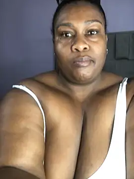 Snapshot of bustytitsxxx chatting on 10-21-25, 04:01 bustytitsxxx online show from 10-21-25, 04:01