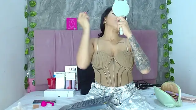 anitacorreahotcm101 online show from 04-04-26, 07:53