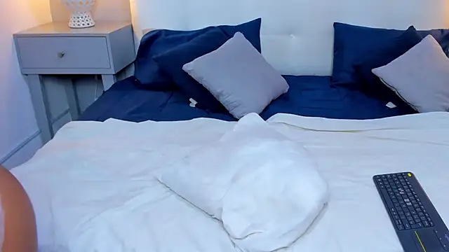 SaraaJhonsonn online show from 10-26-25, 03:56