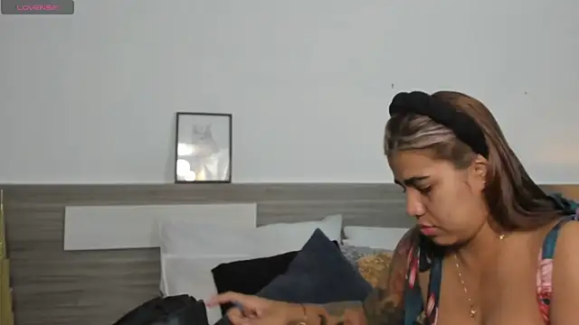 SaraaJhonsonn online show from 04-26-26, 02:03