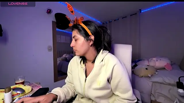 Snapshot of cloe_small chatting on 10-21-25, 12:54 cloe small online show from 10-21-25, 12:54