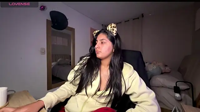 Snapshot of cloe_small chatting on 10-22-25, 11:36 cloe small online show from 10-22-25, 11:36