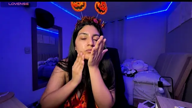Snapshot of cloe_small chatting on 10-19-25, 12:57 cloe small online show from 10-19-25, 12:57