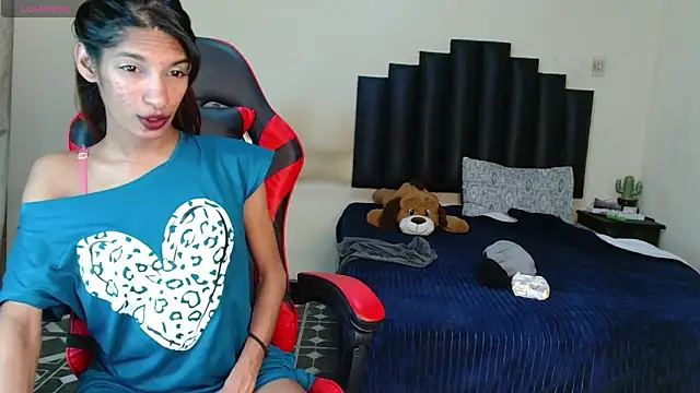 Snapshot of Silkylicious chatting on 11-19-25, 10:43 Silkylicious online show from 11-19-25, 10:43