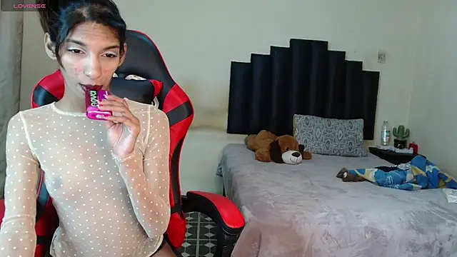 Snapshot of Silkylicious chatting on 10-29-25, 01:26 Silkylicious online show from 10-29-25, 01:26