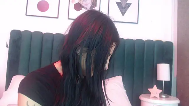 Nicolette ks  online show from 11-11-25, 04:40