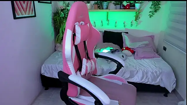 Snapshot of Fernanda__ chatting on 02-13-26, 04:01 Fernanda online show from 02-13-26, 04:01